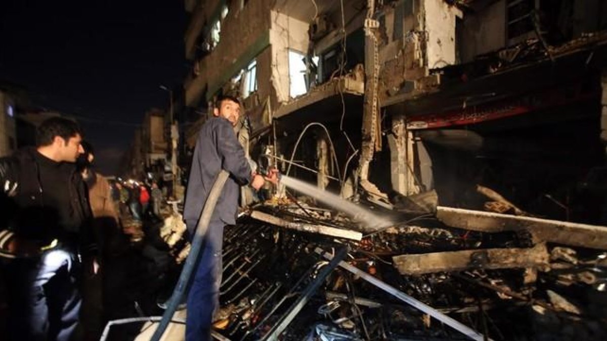Destrozos cerca de Damasco, capital siria.-AFP / YOUSSEF KARWASHAN