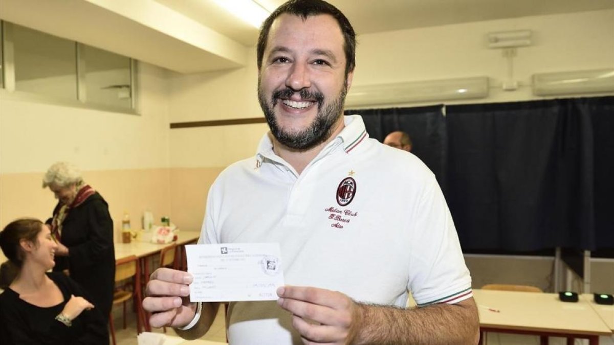 Matteo Salvini, líder de la Liga Norte, sonríe en su colegio electoral, en Milán, el 22 de octubre.-EFE / FLAVIO LO SCALZO