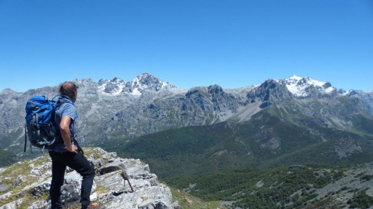 Un montañero observa los Picos de Europa desde la cumbre del Jario.-E. R.