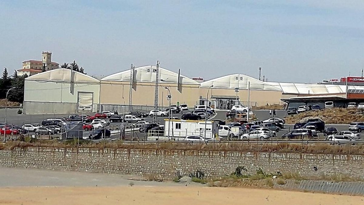 Exteriores de la nueva planta de Nissan Ávila, que funciona ya como fábrica de recambios.-J.M. LOSTAU