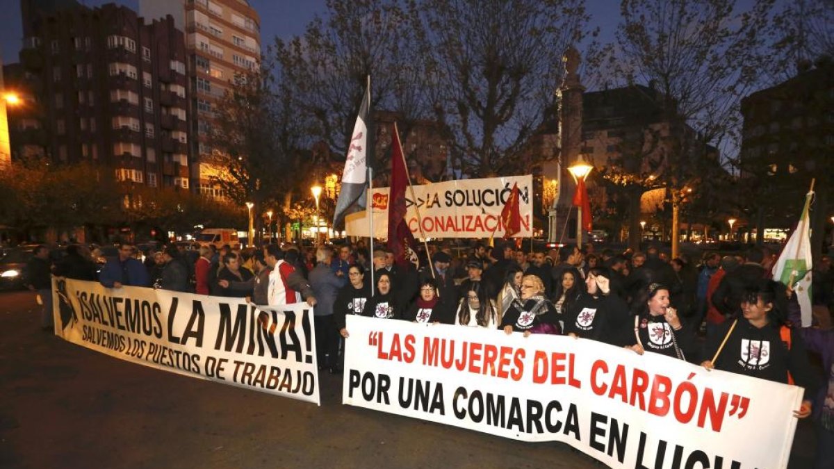 El sector minero recuperó hoy las movilizaciones y volvió a salir a la calle coincidiendo con la aplicación de un nuevo ERE a la plantilla de la Hullera Vasco Leonesa, que vive una situación “bastante dura” que prevé que, si no se alcanza una solución, es-ICAL