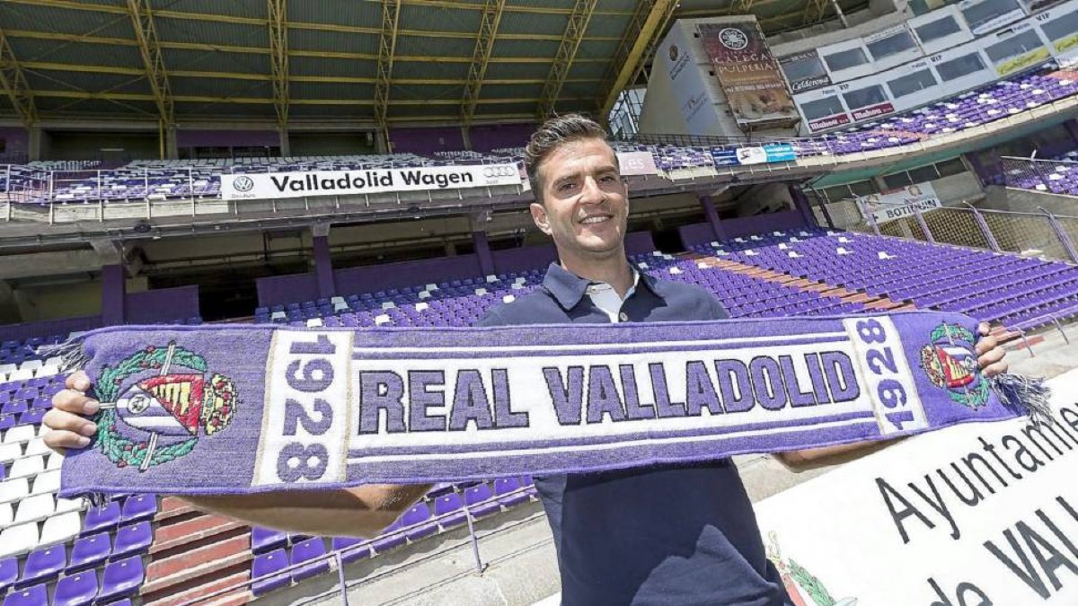 Juan Villar posa con la bufanda del Real Valladolid en Zorrilla.-Miguel Ángel Santos