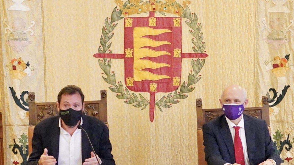 El alcalde, Óscar Puente, junto al concejal de Salud Pública y Seguridad Ciudadana, Alberto Palomino. ICAL