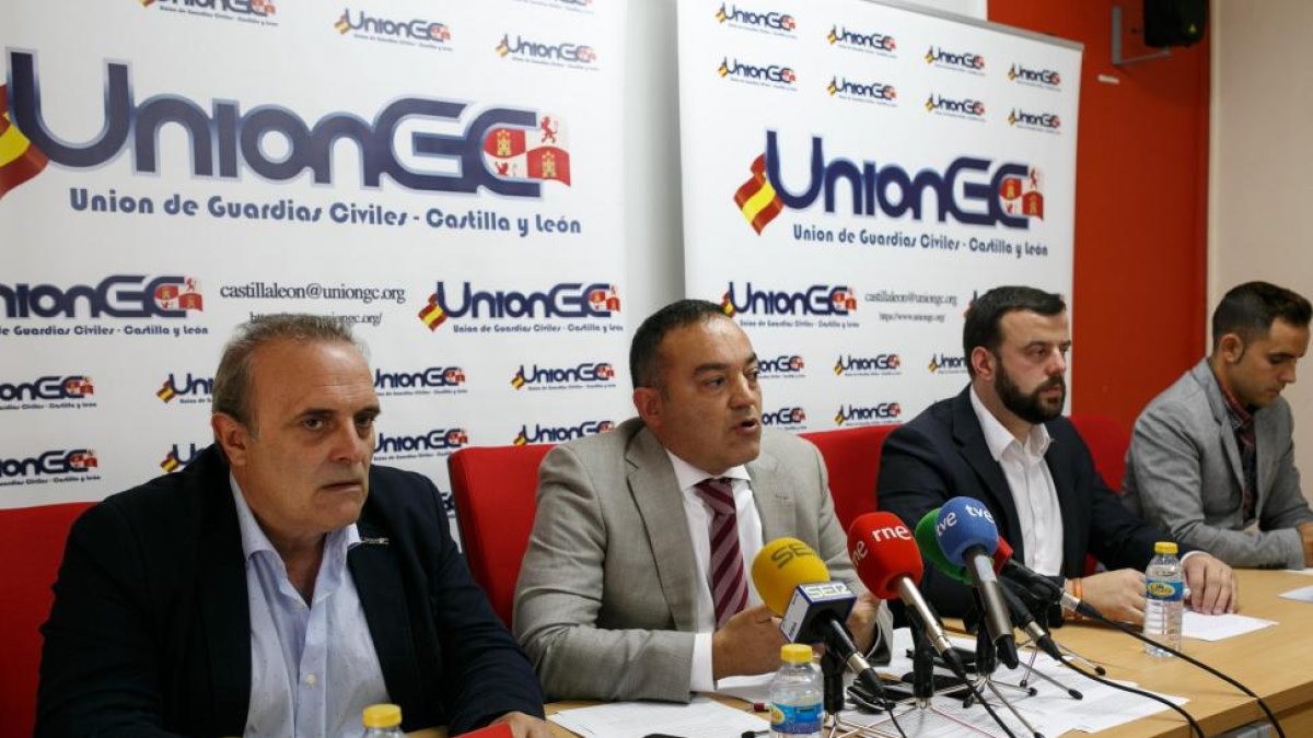 Rueda de prensa de la Unión de Guardias Civiles.-ICAL