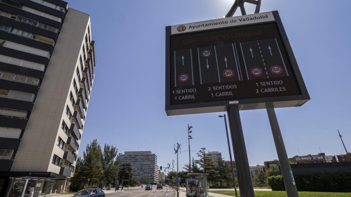 Carteles luminosos anunciando el límite de velocidad a 30 km/h.- PHOTOGENIC