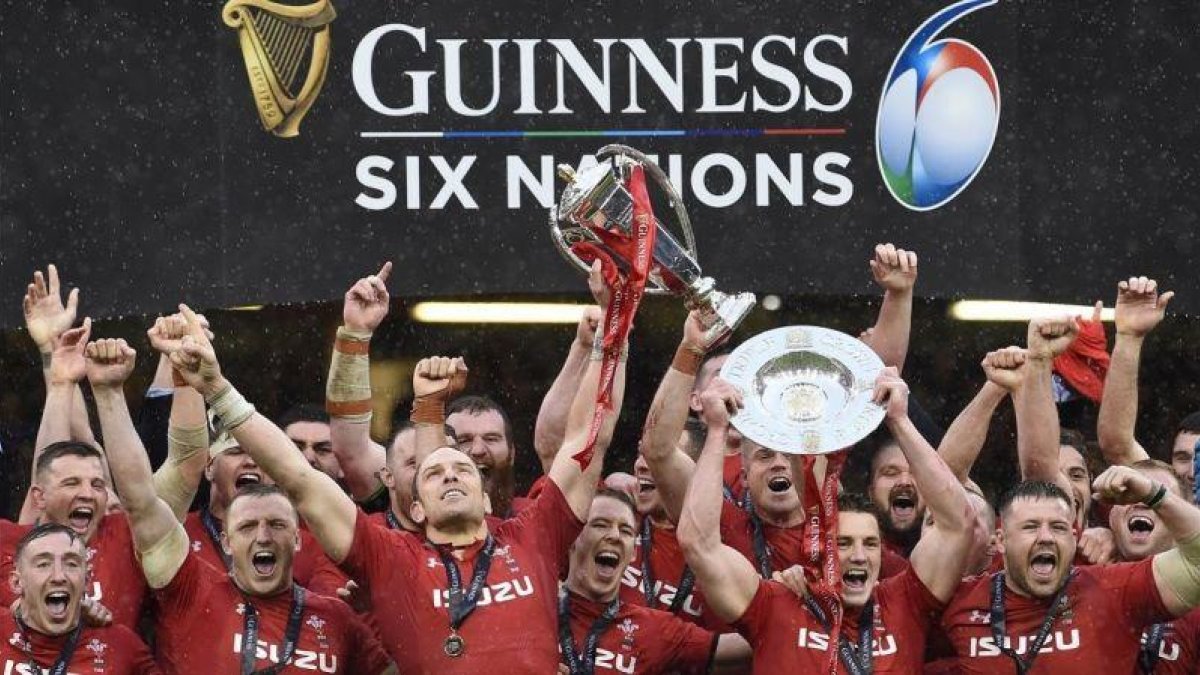 Los jugadores de Gales celebran el triunfo ante Irlanda en Cardiff.-EL PERIÓDICO
