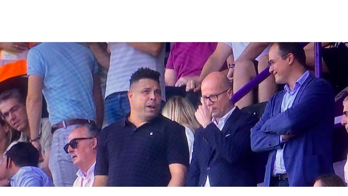 Ronaldo Nazario en el palco de Zorrilla junto a Fenaert y el concejal Pellitero. / EM