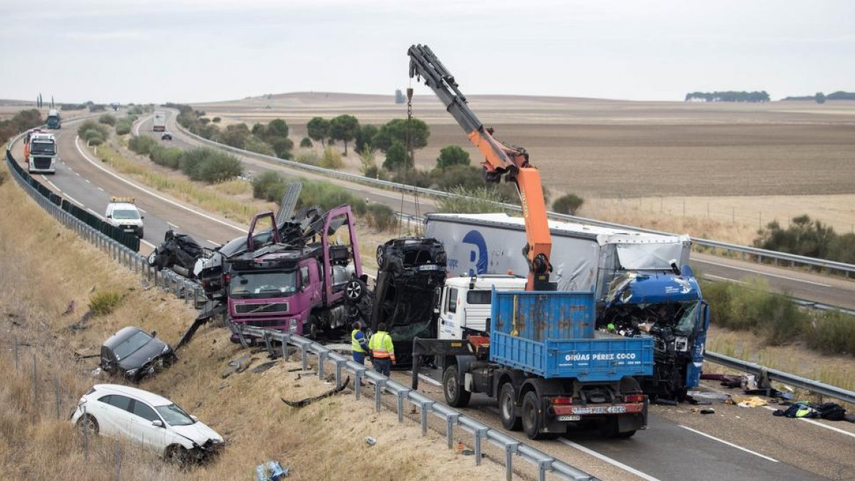 Labores de rescate de los dos caminiones.-ICAL