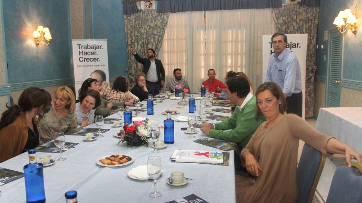 La consejera de Familia e Igualdad de Oportunidades, Milagros Marcos (D), celebra una reunión con colectivos sociales sobre materia de exclusión.-Ical