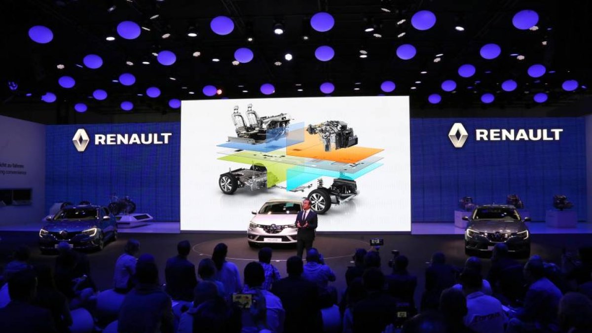 El presidente ejecutivo de Renault, Carlos Ghosn, presenta el nuevo Renault Megane en el Salón del Automóvil de Frankfurt 2015-ICAL