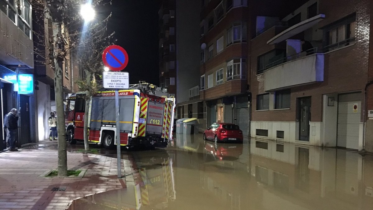 Calle Saturno inundada por una rotura de tubería.- POLICÍAVLL