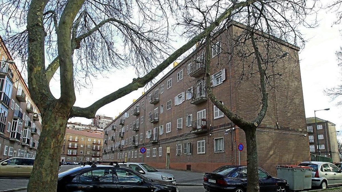 Antigua Casa Cuartel de la Guardia Civil de Puente Colgante, que se convertirá en vivienda social.-J.M. LOSTAU