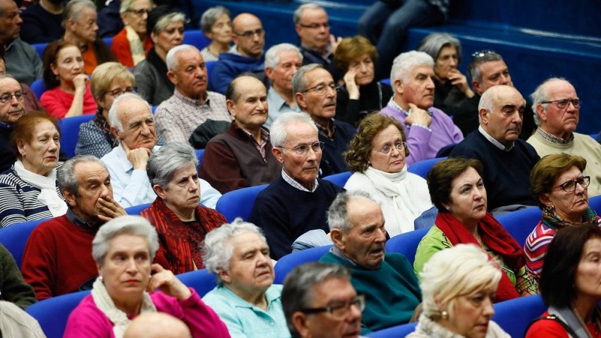 Asamblea vecinal de Pajarillos celebrada este miércoles en el centro cívico Integrado de la Zona Este.-PABLO REQUEJO /PHOTOGENIC