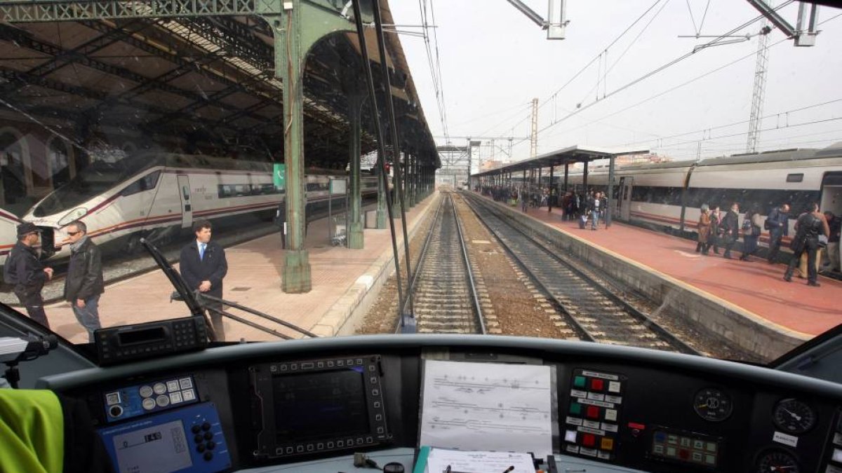 Tren de pruebas para visitar las obras de la Línea de Alta Velocidad Valladolid-Venta de Baños-Palencia-León a su salida de la estación de Valladolid-Ical