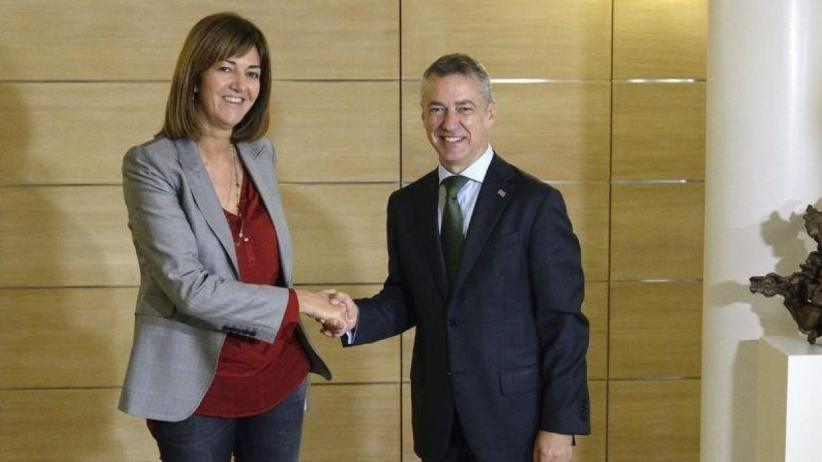 La socialista Idoia Mendia y el lendakari Iñigo Urkullu, durante una reunión en el 2015.-EFE / JOSÉ RAMÓN GÓMEZ