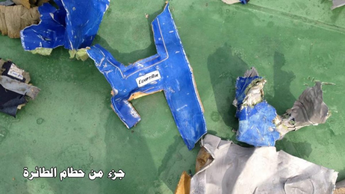 Restos del avión de Egyptair hallados por los equipos de rescate en el Mediterráneo.-MINISTERIO DE DEFENSA DE EGIPTO / EFE