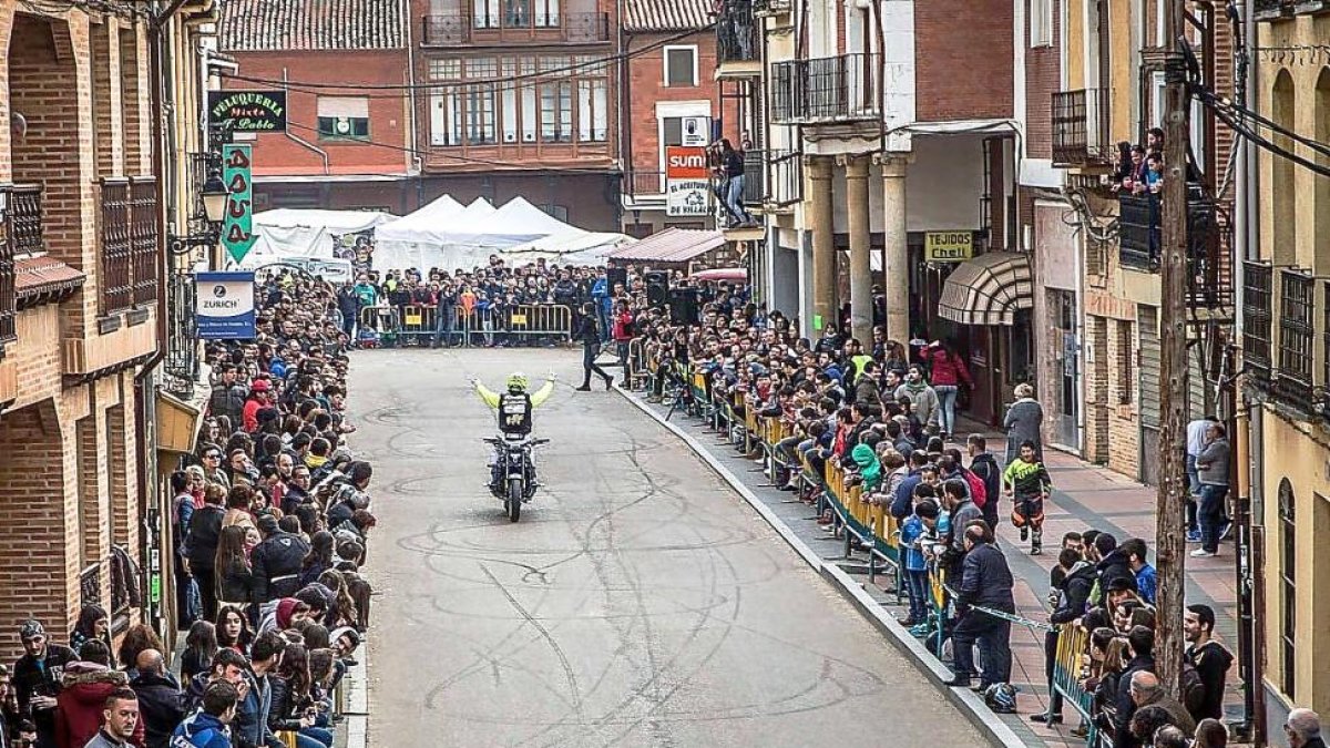 La exhibición acrobática ‘Plácido Stuff - Rider 666’ dio vida a las calles de Villalón de Campos, que estuvieron repletas de curiosos ante la ocasión.-E.M.