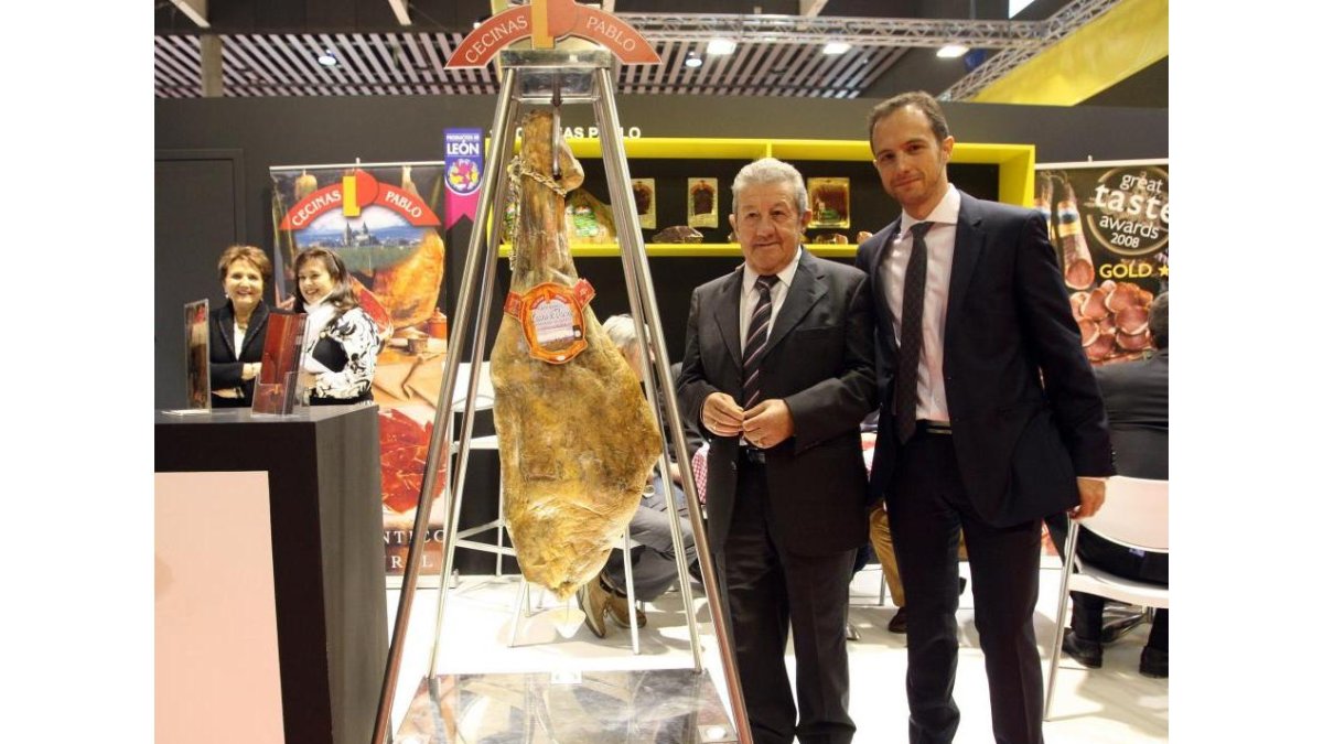 Pablo Barros e hijo, de Cecinas Pablo (León) en Alimentaria 2014 en el espacio Intercarn de Tierra de Sabor en Alimentaria 2014.-ICAL