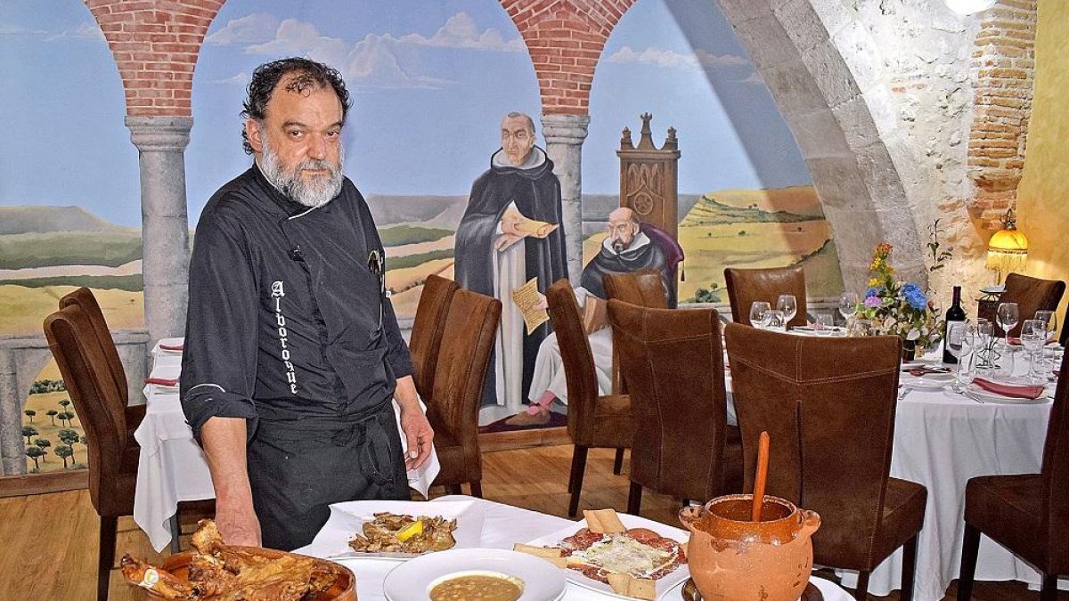 José Luis Sanz, en uno de los comedores de su restaurante, decorado con motivos monacales. ArgiComunicación.-ARGICOMUNICACIÓN