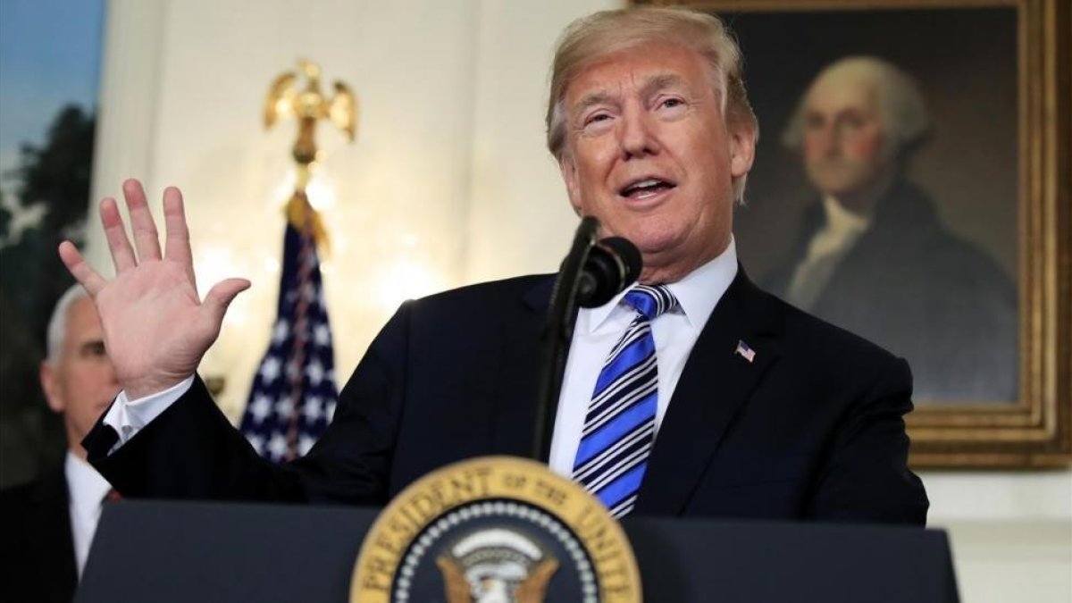 Trump gesticula en una comparecencia en la Casa Blanca, el 23 de marzo, en Washington.-/ AP / MANUEL BALCE CENETA