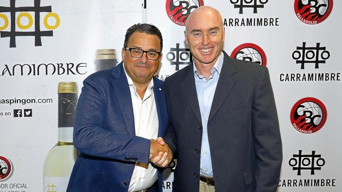Óscar Mendiluce y Mike Hansen, ayer, durante la presentación del acuerdo entre Carramimbre y el CBC Valladolid.-J. M. LOSTAU