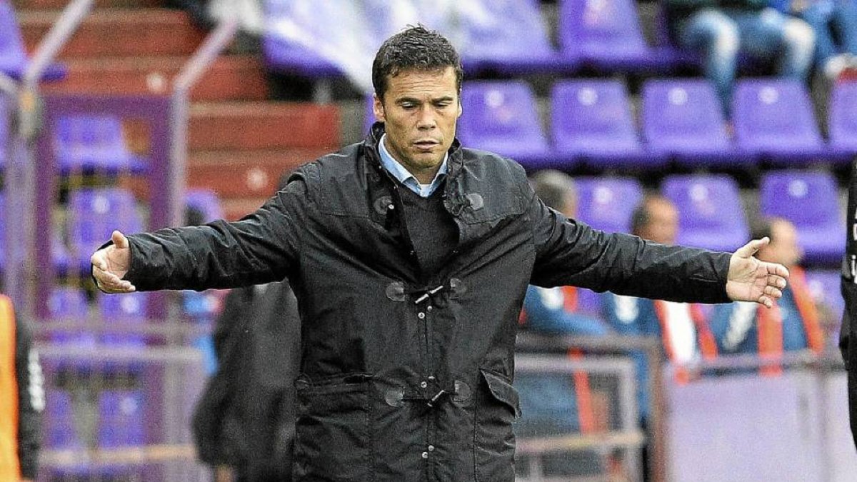 El técnico del Real Valladolid, Rubi, abre los brazos durante el partido del pasado domingo ante Las Palmas-J.M.Lostau