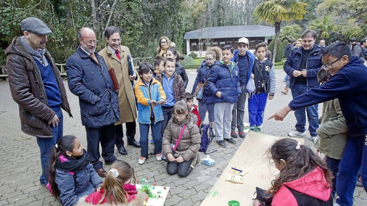 El alcalde, Francisco Javier León de la Riva y el concejal Jesús Enríquez contemplan el pabellón de jardineros del Campo Grande, que será un aula estable de medio ambiente-J.M.Lostau