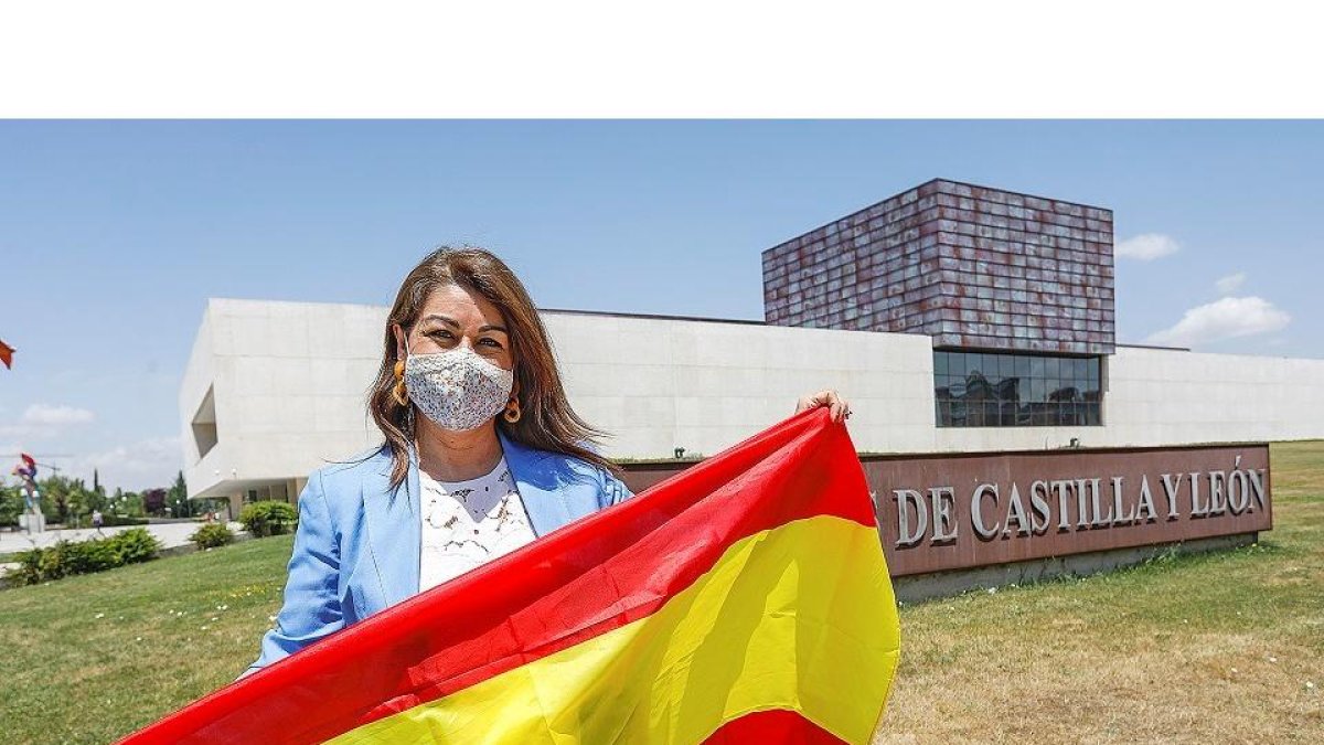 Marta Sanz, con la bandera de España delante de las Cortes de Castilla y León. J. M. LOSTAU