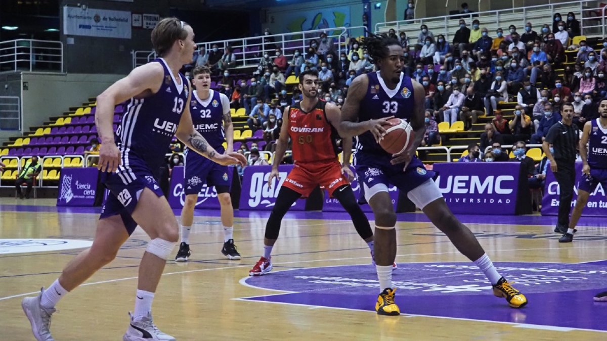Pippen con el balón en el duelo del UEMC jugado en Pisuerga ante Granada. / M. G. EGEA