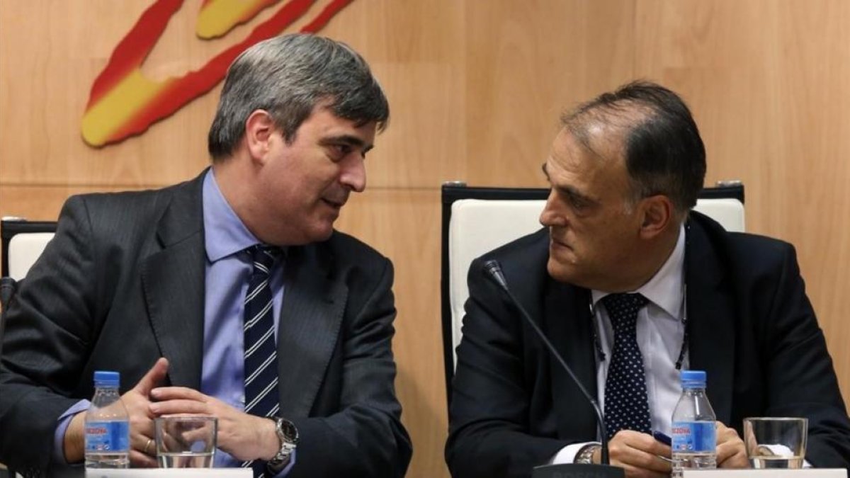 Cardenal (izquierda), en un reciente acto junto a Javier Tebas, de la Liga de fútbol-BALLESTEROS / EFE
