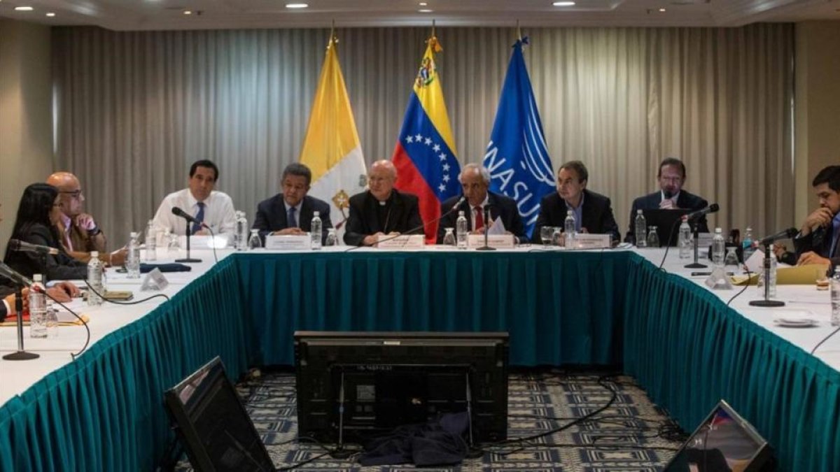 Reunión de la mesa de diálogo, en Caracas.-EFE / CRISTIAN HERNANDEZ