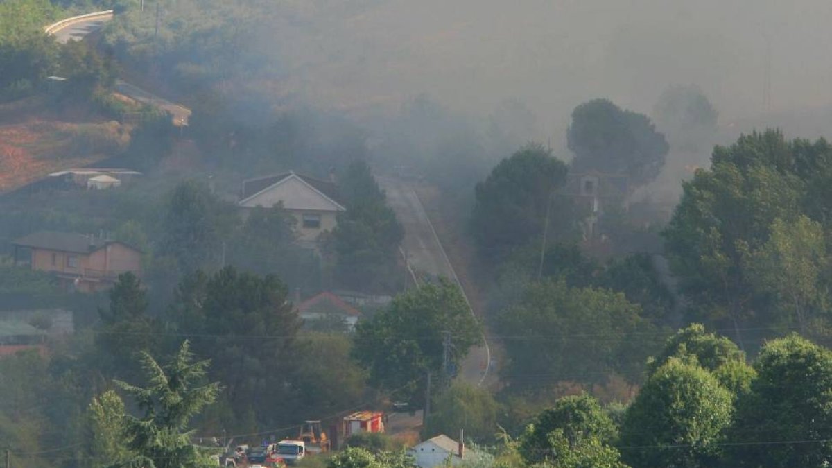 Brigadas de la Junta de Castilla y León trabajan en las labores de extinción del incendio de San Andrés de Monstruos (León)-Ical