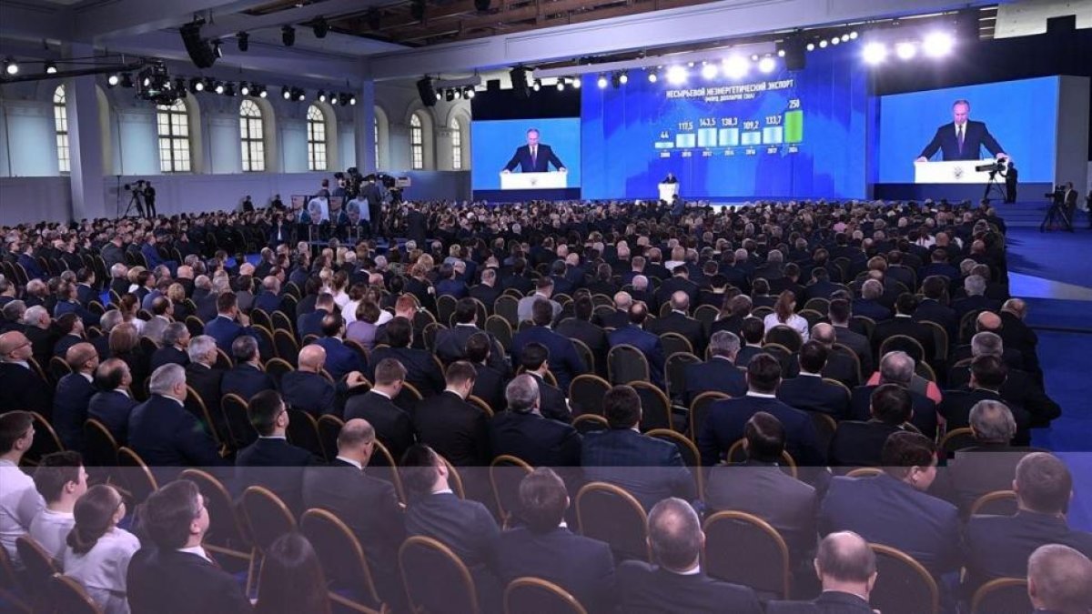 Putin pronuncia su discurso anual sobre el estado de la nación ante las dos cámaras del Parlamento, en Moscú, el 1 de marzo.-/ EFE / ALEXEY NIKOLSKY