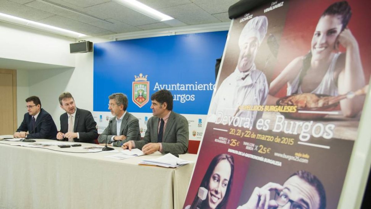 El alcalde de Burgos, Javier Lacalle, junto al concejal de Cultura, Fernando Gómez (D); el vicepresidente de la Federación Provincial de Hostelería de Burgos, José Luis López (2D); y el gerente del Plan Estratégico, Mario San Juan (I)-Ical