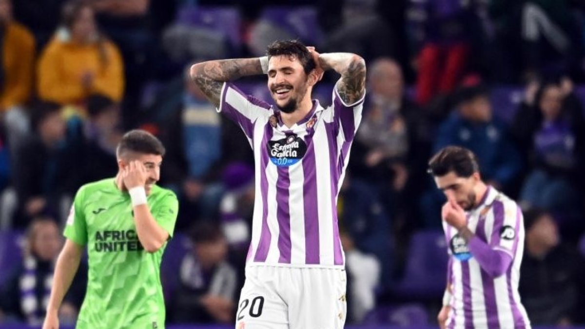 Juric se lleva las manos a la cabeza.