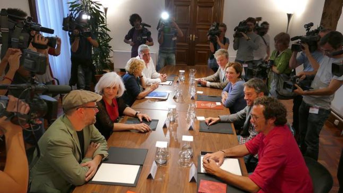 Los alcaldes del cambio reunidos en Barcelona.-EL PERIóDICO