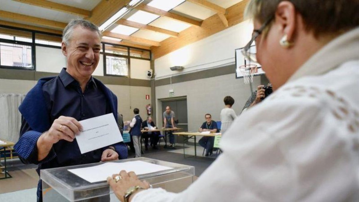 El lendakari, Iñigo Urkullu, vota en su colegio electoral de Durango (Vizcaya).-EFE / MIGUEL TONA