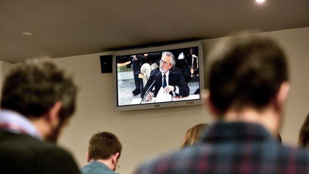 Imagen del monitor de la sala de prensa de la Audiencia Nacional en San Fernando de Henares del presunto cabecilla de la trama 'Gürtel', Francisco Correa, durante su declaración.-EFE / MARISCAL