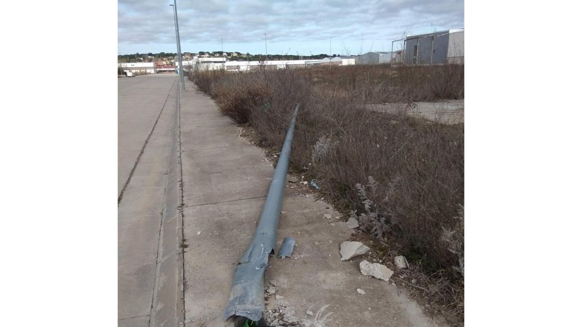 Una farola derribada en el Polígono de El Brizo en Aldeamayor de San Martín. - EP