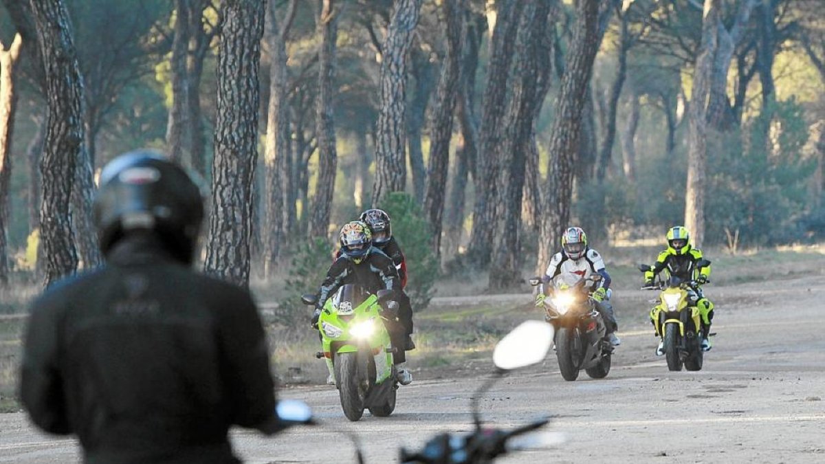 Motoristas en una antigua concentración de pingüinos.-J.M. LOSTAU