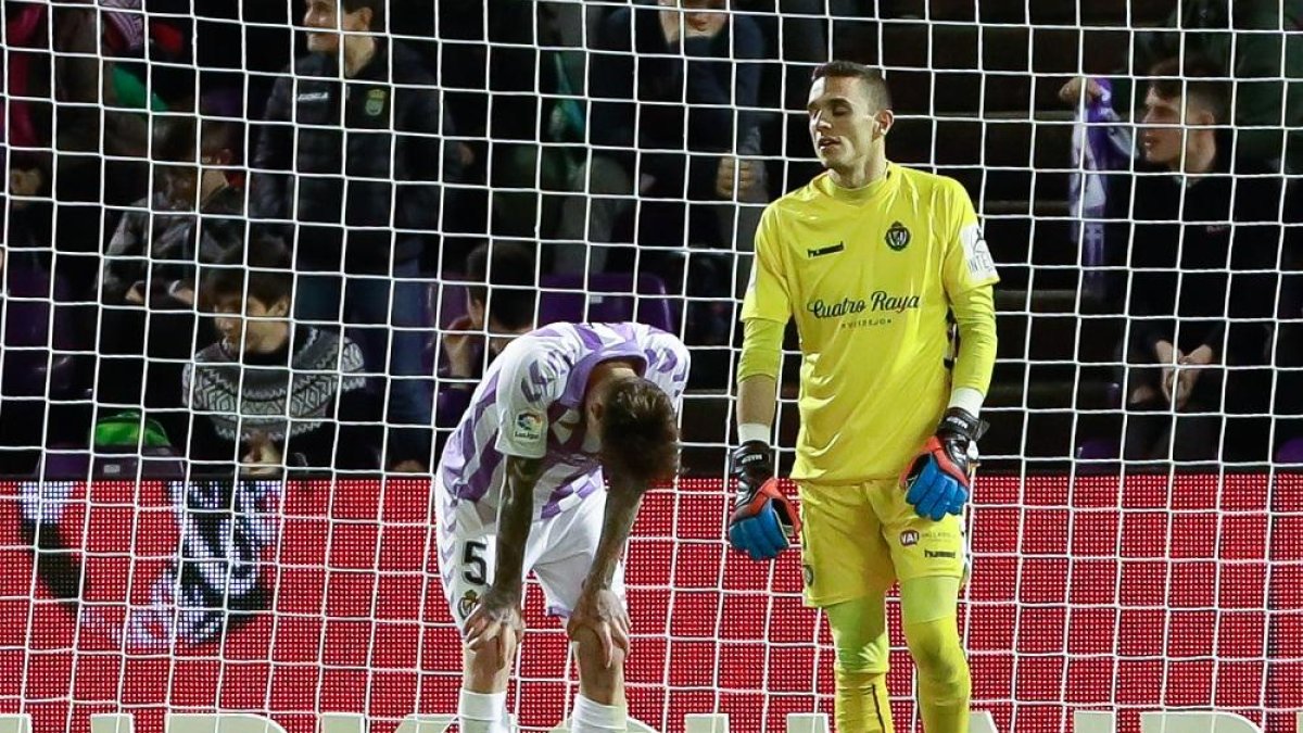 La frustración de Calero, cabizbajo, y Masip con la mirada perdida tras encajar el primer gol.-J. M. LOSTAU