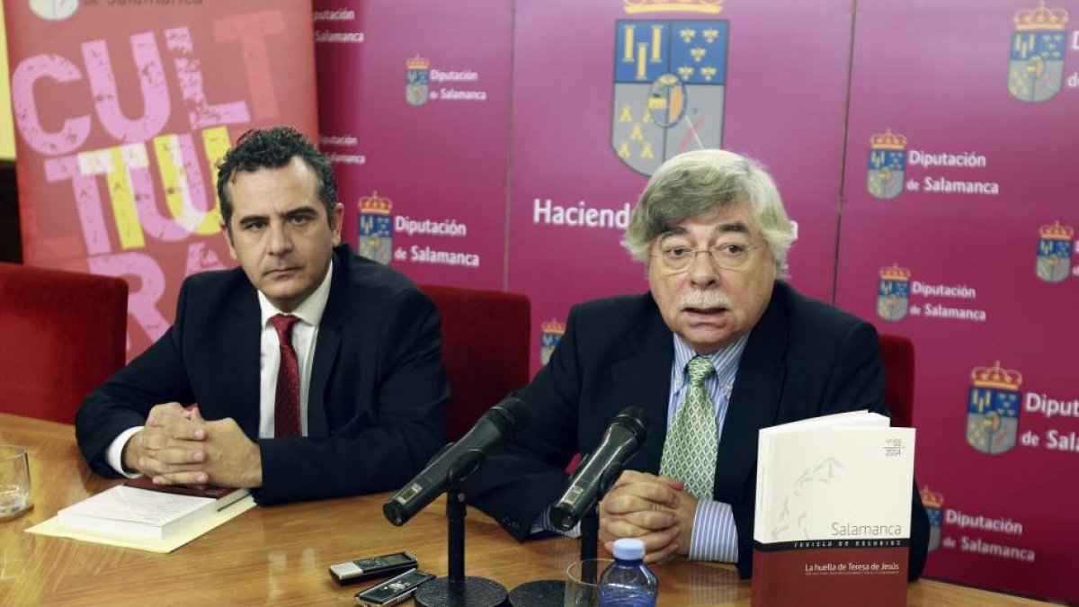 La Diputación de Salamanca dedica un número de su Revista de Estudios a la figura de Santa Teresa de Jesús. En la imagen, el diputado de Cultura, Manuel Tostado, y el coordinador de la publicación, Román Álvarez-Efe