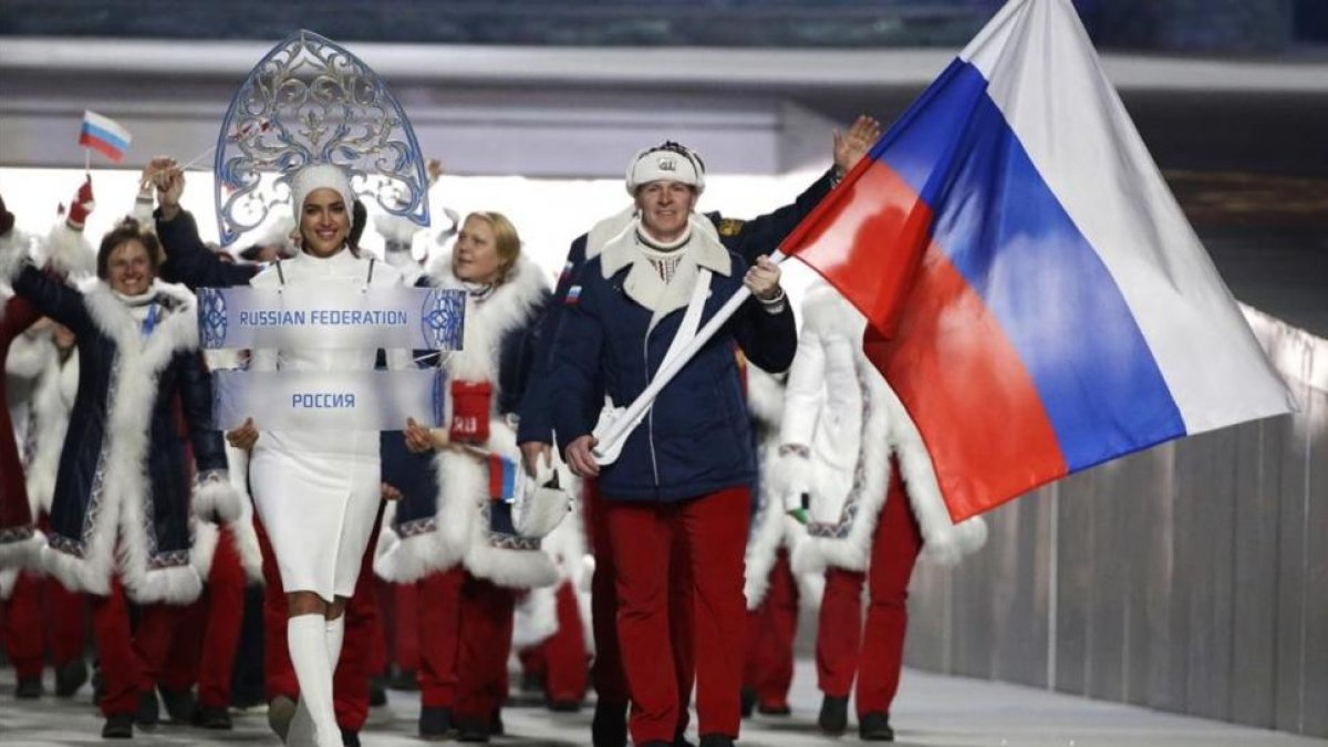 El equipo ruso, en el desfile inaugural de los Juegos de invierno de Sochi 2014.-AP / MARK HUMPHREY