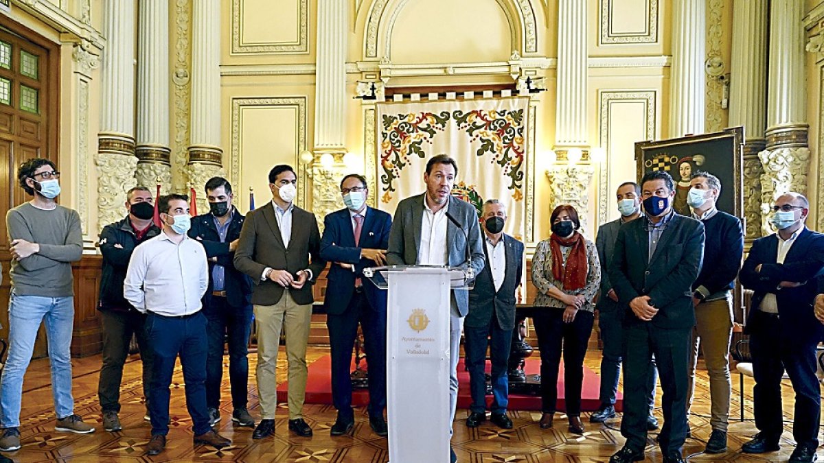 Óscar Puente interviene en la rueda de prensa rodeado de alcaldes de municipios del corredor ferroviario Medina del Campo-Valladolid-Palencia, ayer.- ICAL