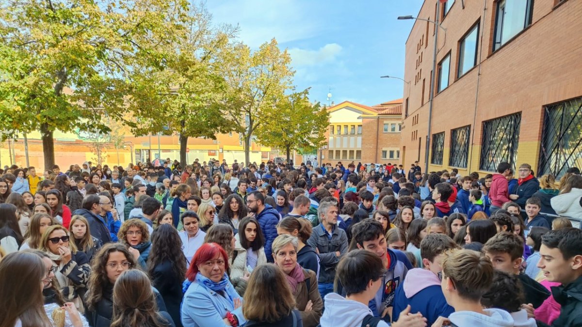 Concentración en la plaza exterior del IES Condesa Eylo en recuerdo de Teresa. -E.M.