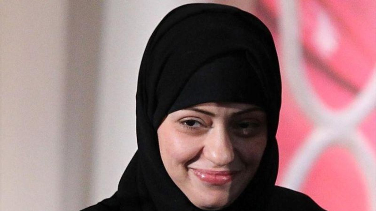 La activista politíca, Samar Badawi, recibe un premio por su impeño social. Es una de las figuras pricipales que luchan a favor de los derecohs humanos en el pais.-ALEX WONG (AFP)