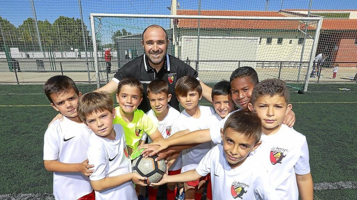 Los jugadores del CD Arroyo Pisuerga, club anfifrión del torneo.-J.M. LOSTAU