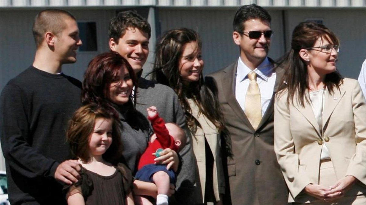 La familia de Sarah Palin (derecha) en una foto del 2008. El de la izquierda es el hijo mayor Track, mientras que el segundo por la derecha (con jafas de sol) es Todd.-REUTERS / JOHN GRESS