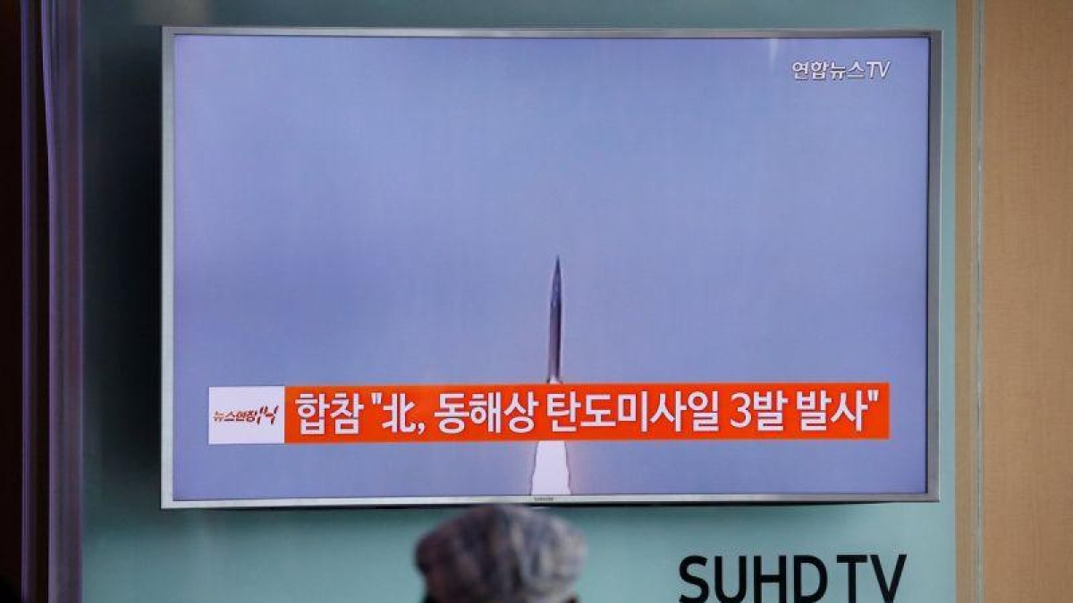 Un surcoreano mira un reportaje de televisión sobre el lanzamiento de un misil por parte de Corea del Norte.-KIM HONG-JI / REUTERS