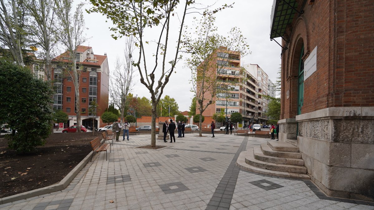 Plaza de San Nicolás, con el colegio Isabel la Católica a la derecha, tras las obras. | E. M.